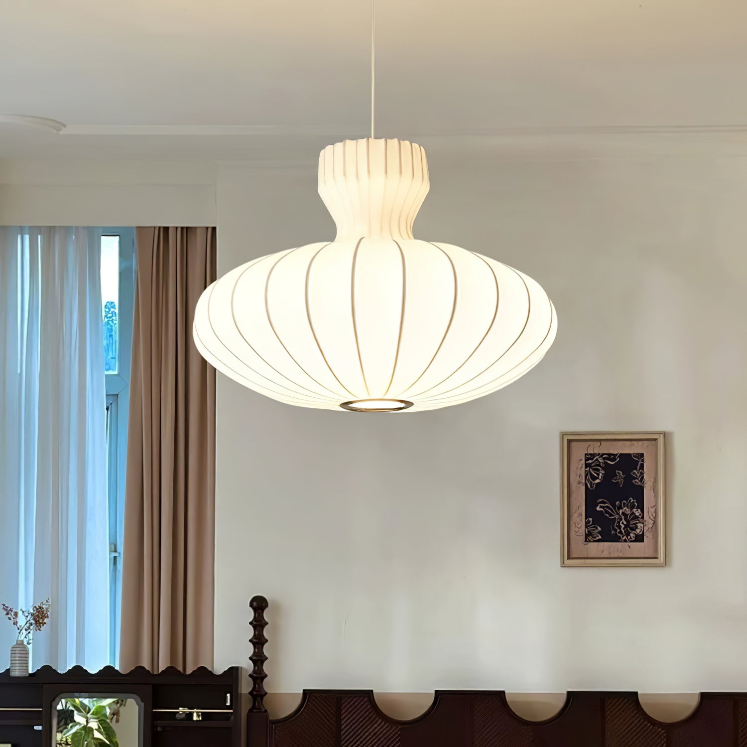 Elegant pendellampe i vintage stil med pæreform og plisserte silkedetaljer for tidløs belysning. Justerbar opphengskabel.
