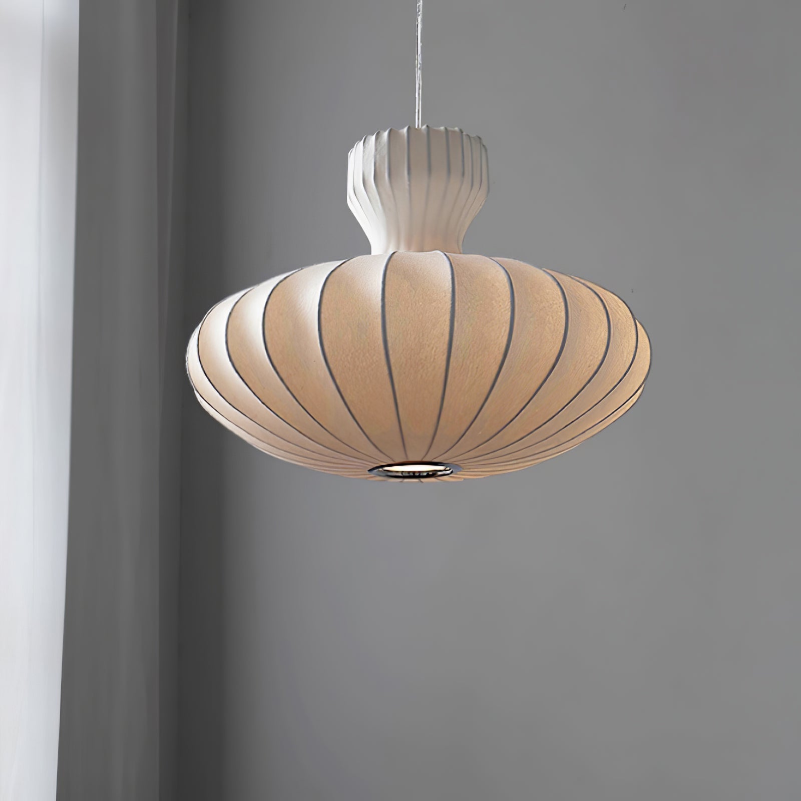 Elegant pendellampe i vintage stil med pæreform og plisserte silkedetaljer for tidløs belysning. Justerbar opphengskabel.