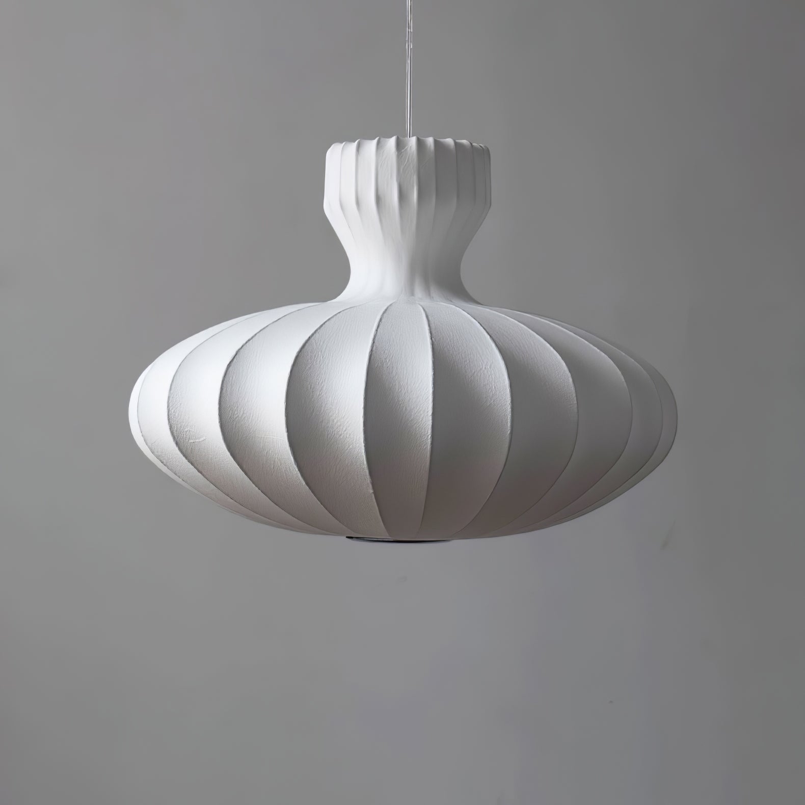 Elegant pendellampe i vintage stil med pæreform og plisserte silkedetaljer for tidløs belysning. Justerbar opphengskabel.