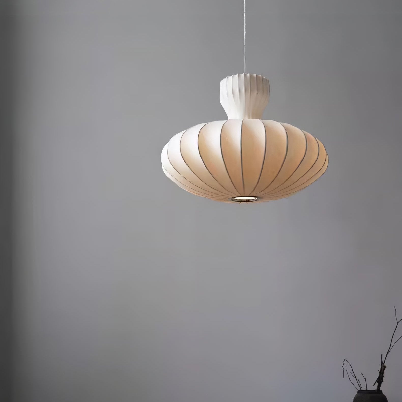 Elegant pendellampe i vintage stil med pæreform og plisserte silkedetaljer for tidløs belysning. Justerbar opphengskabel.