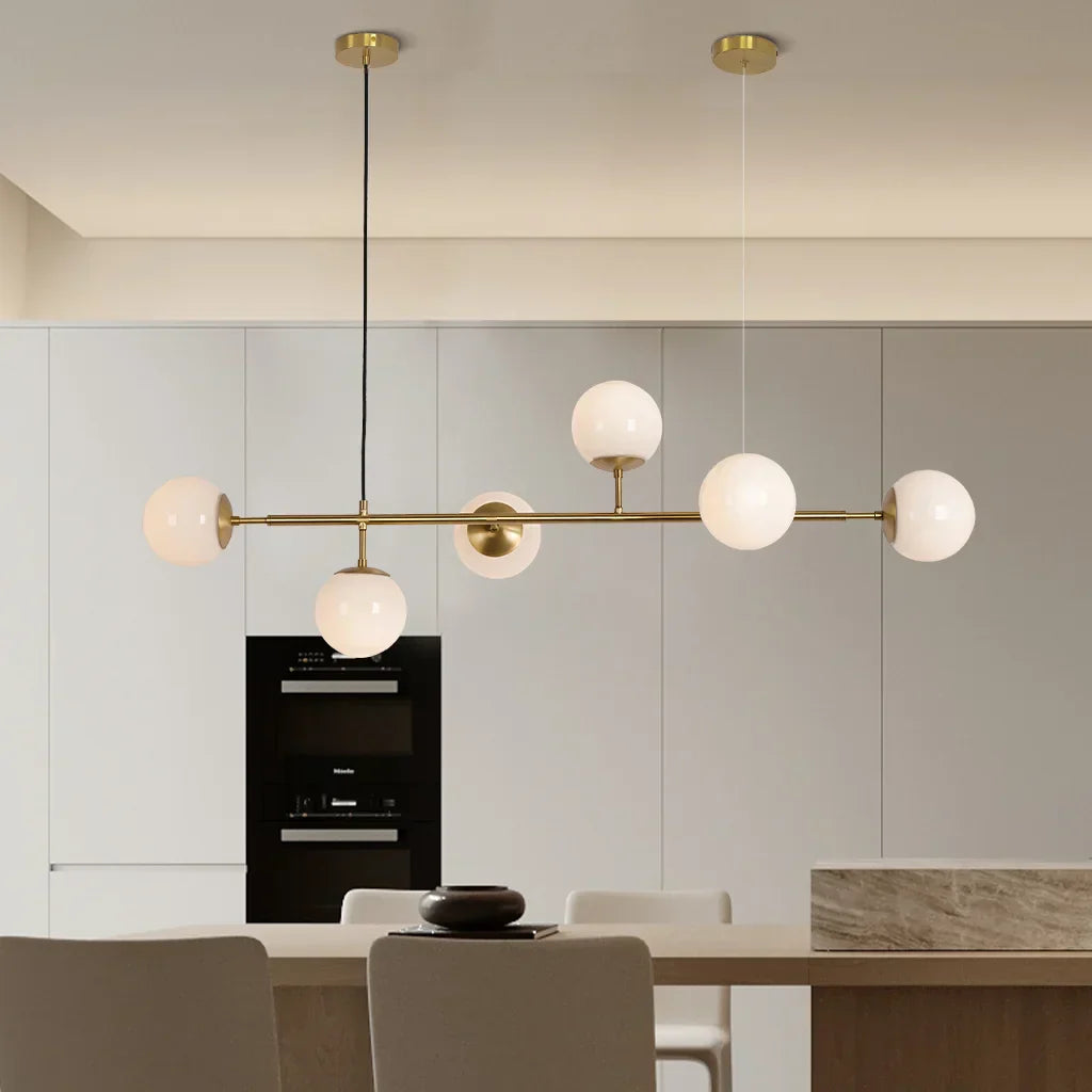"Elegant pendellampe med glasskuler i gull eller svart, tilgjengelig i opal, gjennomsiktig, røykfarget, ravfarget."