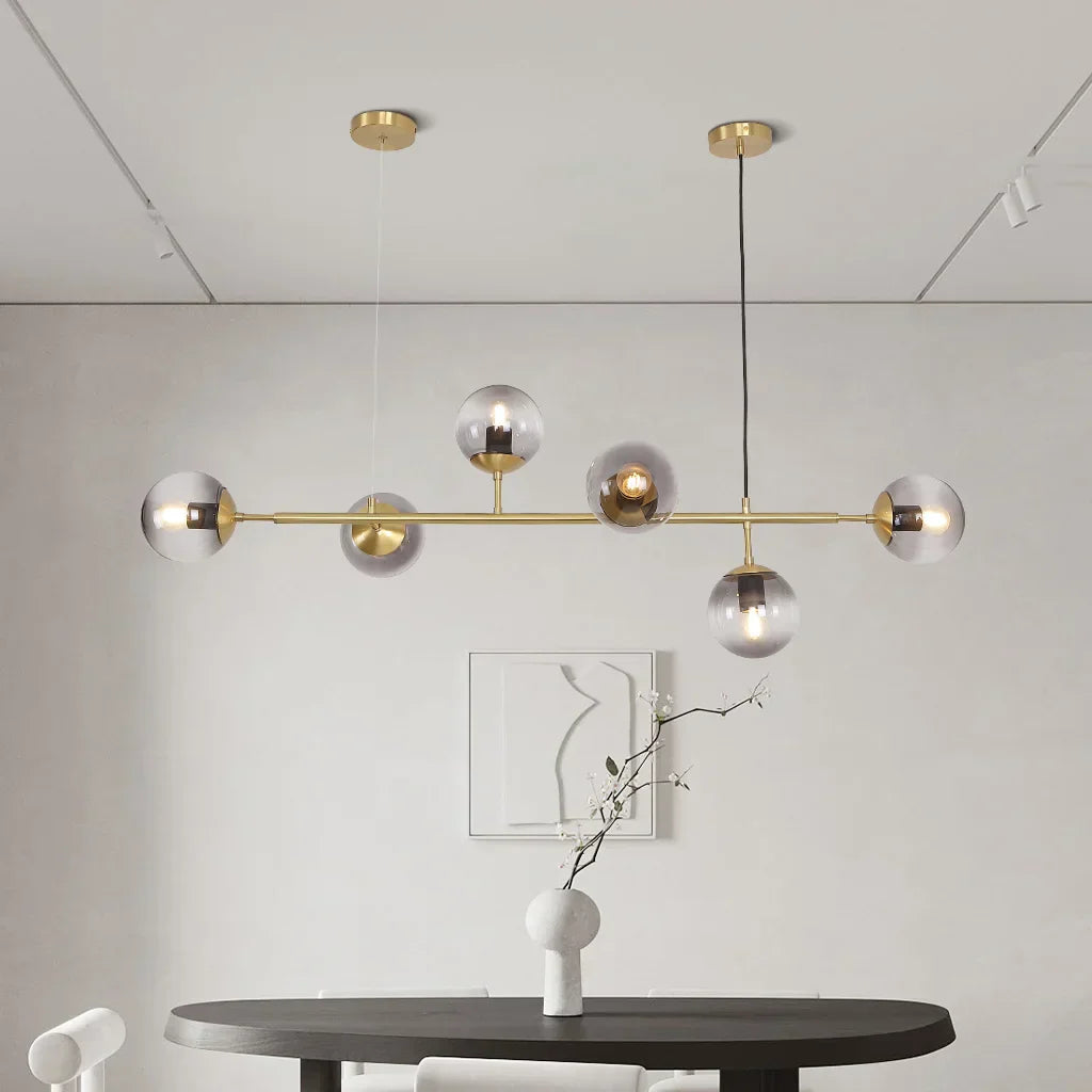 "Elegant pendellampe med glasskuler i gull eller svart, tilgjengelig i opal, gjennomsiktig, røykfarget, ravfarget."