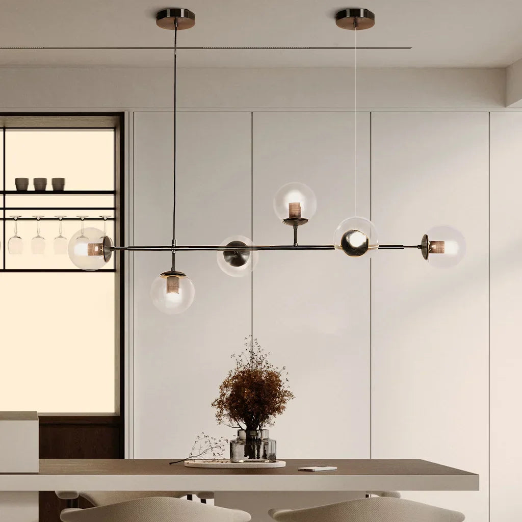"Elegant pendellampe med glasskuler i gull eller svart, tilgjengelig i opal, gjennomsiktig, røykfarget, ravfarget."