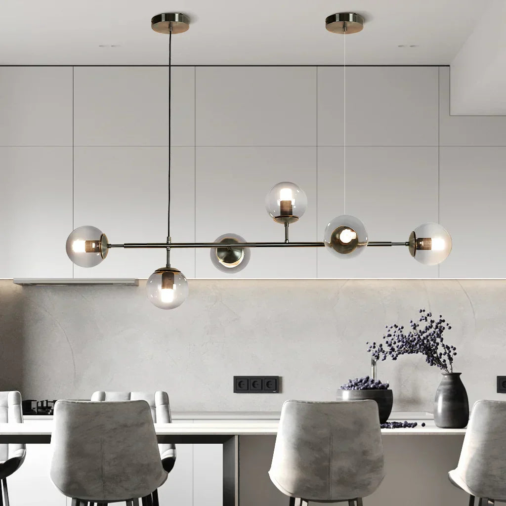"Elegant pendellampe med glasskuler i gull eller svart, tilgjengelig i opal, gjennomsiktig, røykfarget, ravfarget."