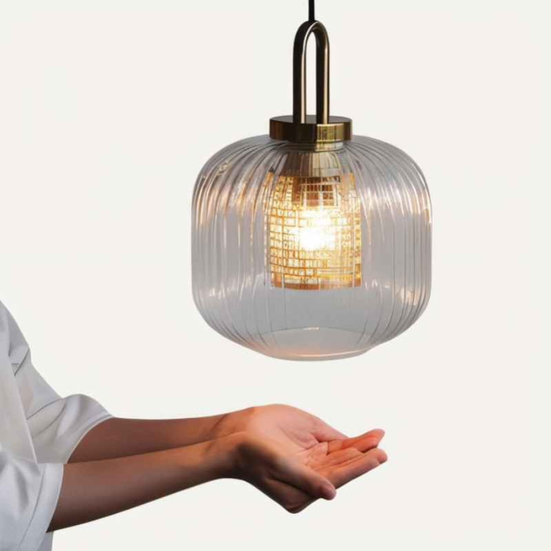 Elegant pendellampe med justerbar høyde, stripete glassdesign; lyser opp rommet med varmt eller kaldt lys, passer til E27 LED
