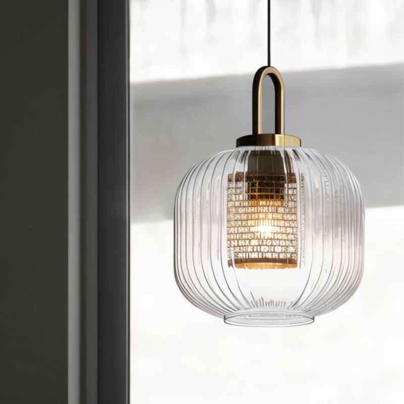Elegant pendellampe med justerbar høyde, stripete glassdesign; lyser opp rommet med varmt eller kaldt lys, passer til E27 LED