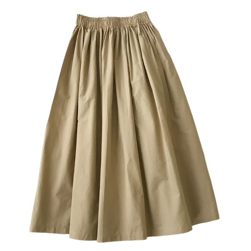 Komfortabelt khaki plissert dameskjørt i A-linje. Flatterende høymidje midiskjørt for en stilig vårlook.