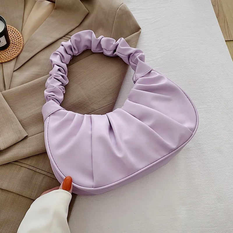 Stilig damemote: Plissert PU-skinn skulderveske båret over skulderen, trendy accessoir