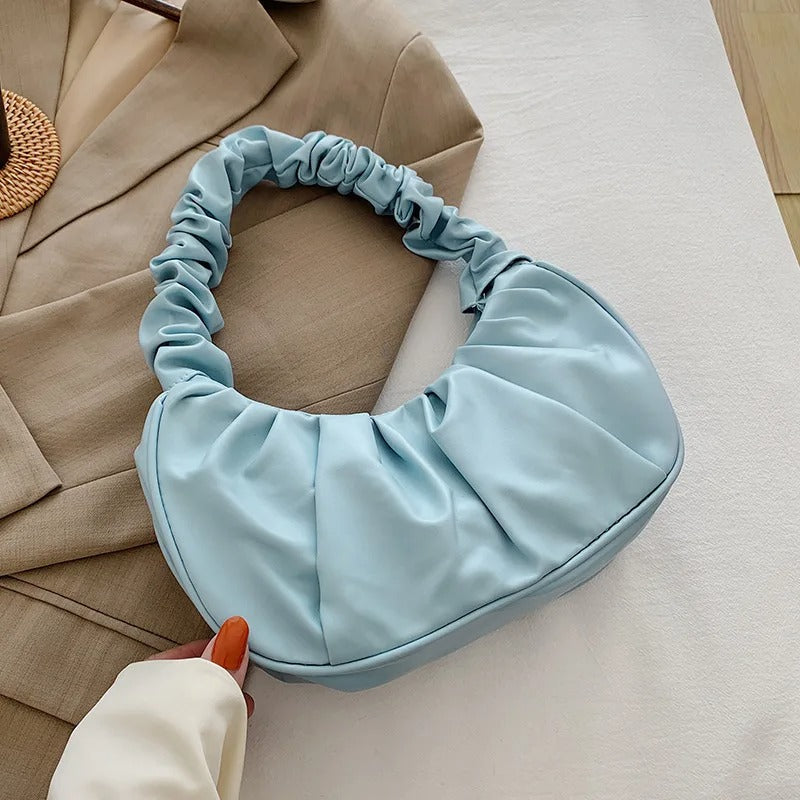 Detalj av håndtak på plissert skulderveske i PU-skinn, solid og elegant design