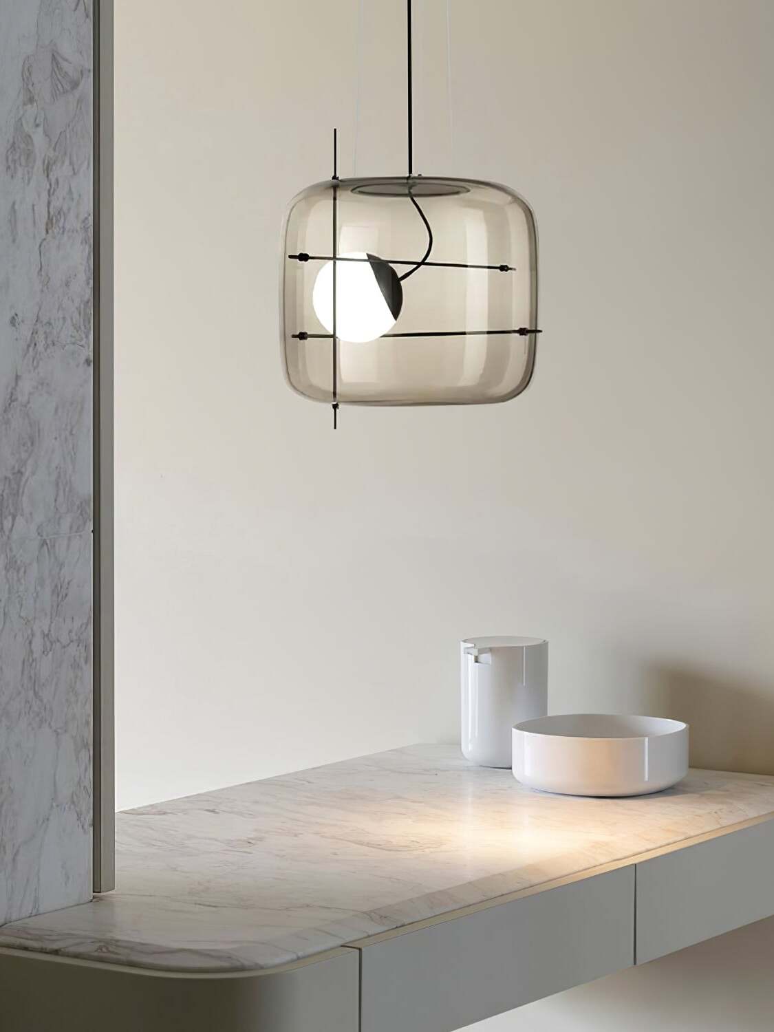 Elegant plot glass pendellampe med moderne design og mykt lys, tilgjengelig i røykgrå, klar eller cognac.
