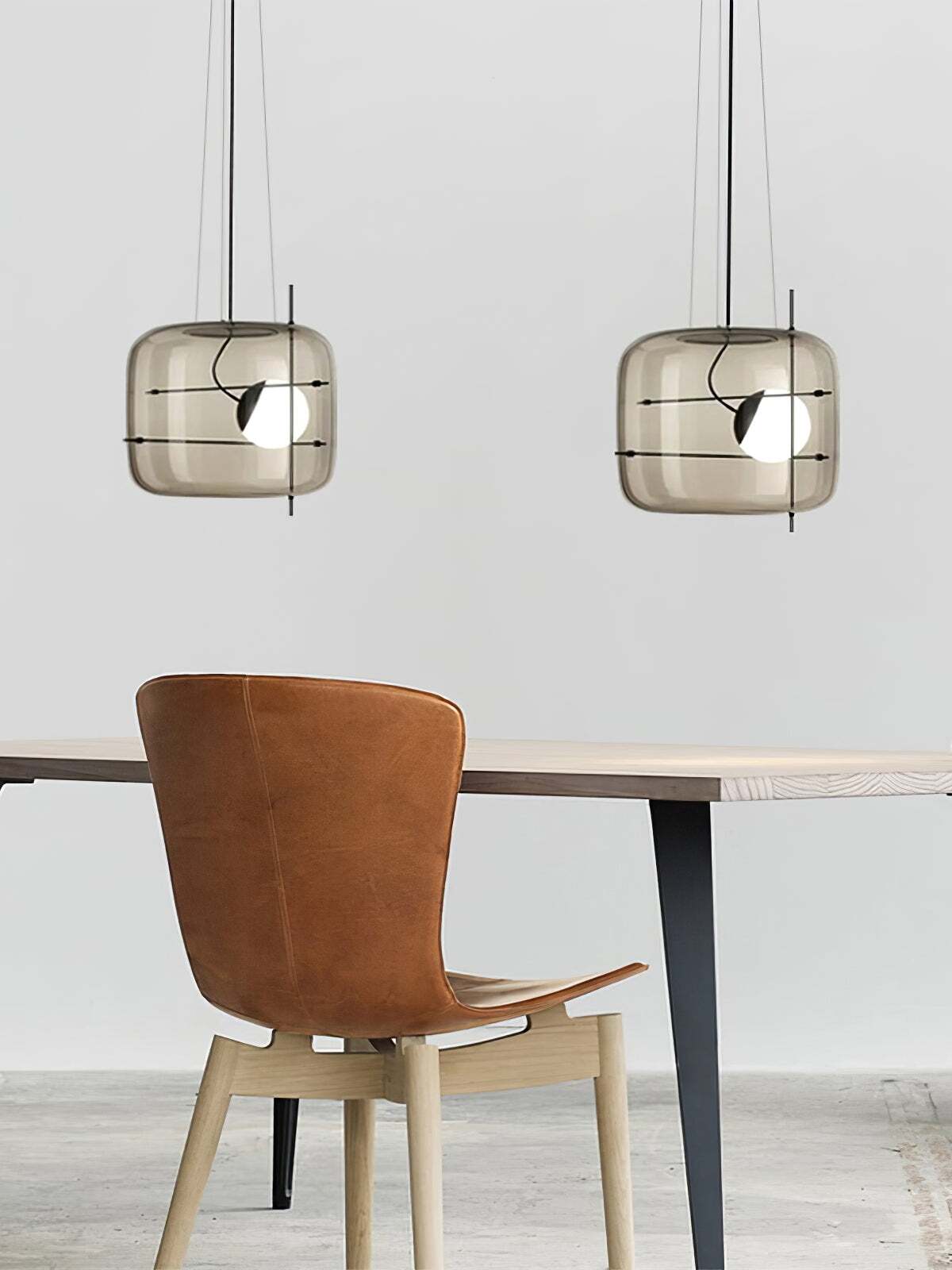 Elegant plot glass pendellampe med moderne design og mykt lys, tilgjengelig i røykgrå, klar eller cognac.