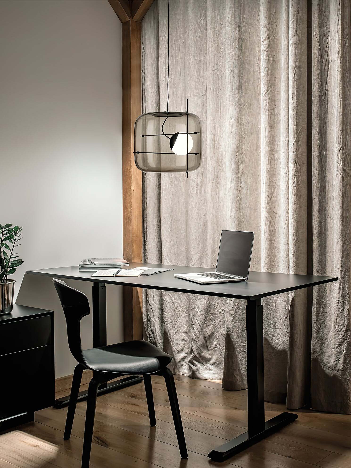 Elegant plot glass pendellampe med moderne design og mykt lys, tilgjengelig i røykgrå, klar eller cognac.
