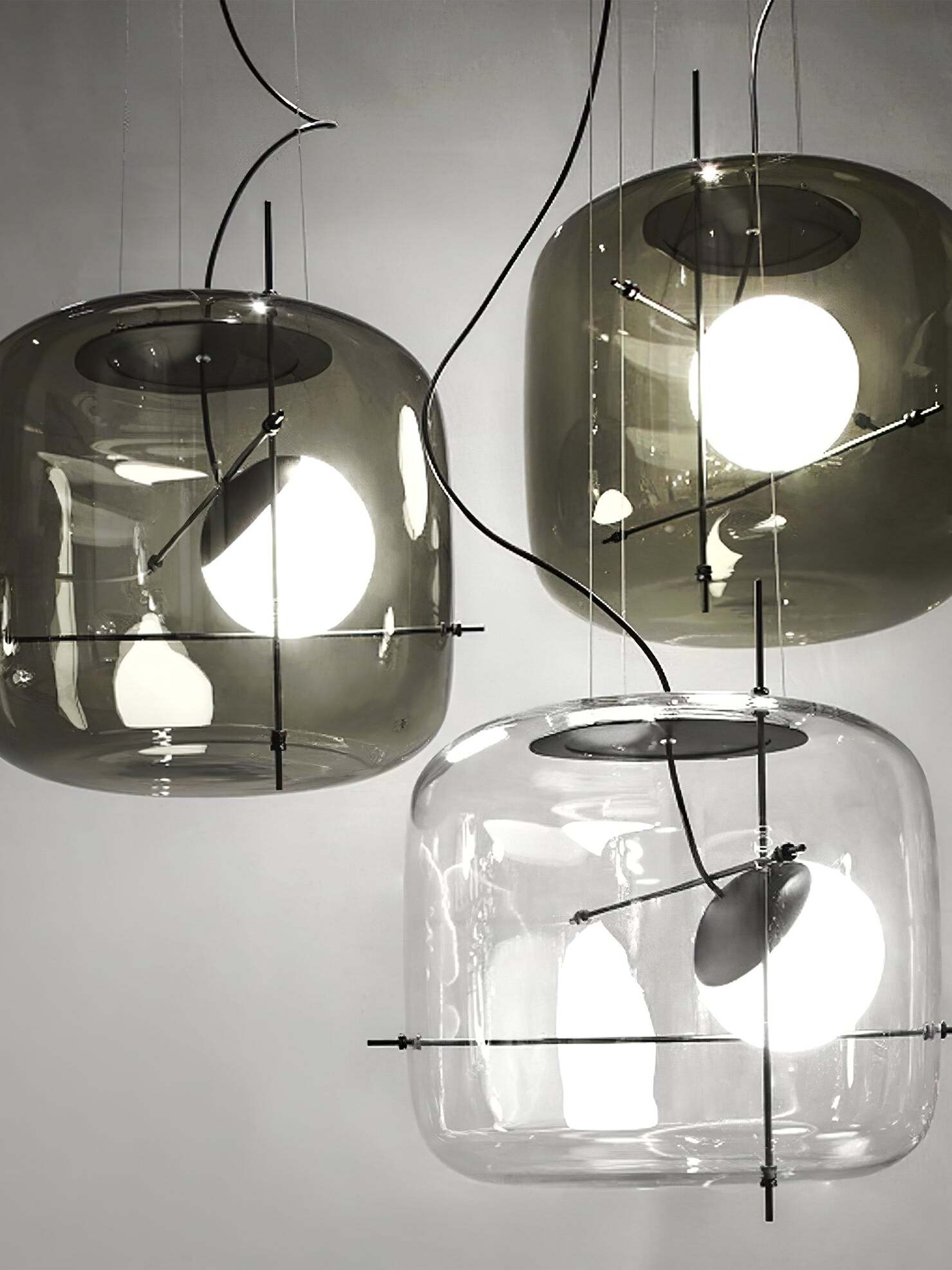 Elegant plot glass pendellampe med moderne design og mykt lys, tilgjengelig i røykgrå, klar eller cognac.