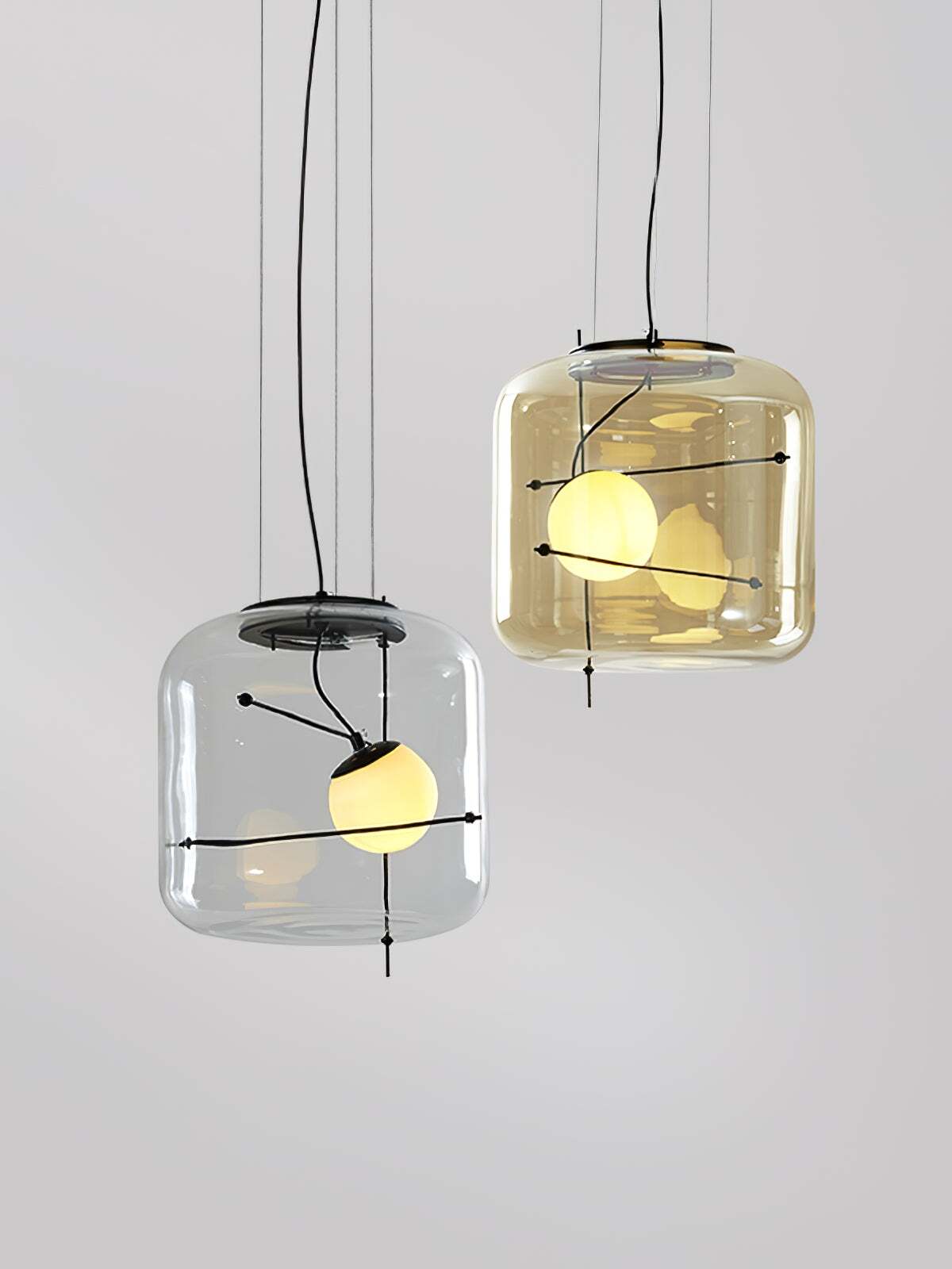 Elegant plot glass pendellampe med moderne design og mykt lys, tilgjengelig i røykgrå, klar eller cognac.