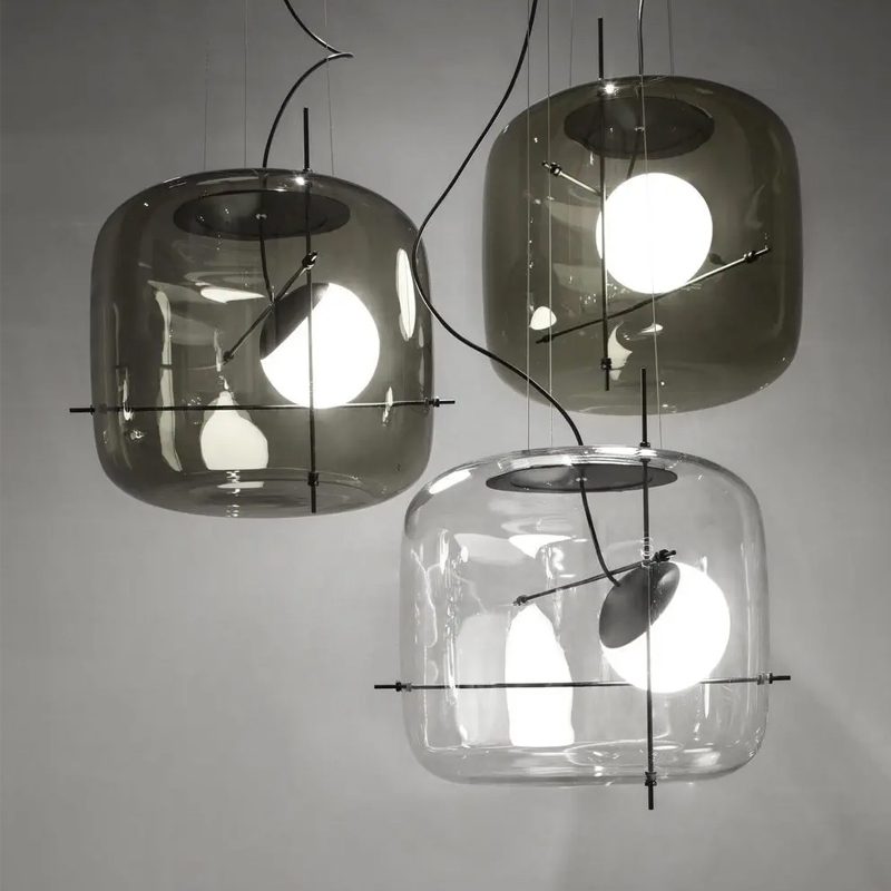 Elegant plot glass pendellampe med moderne design og mykt lys, tilgjengelig i røykgrå, klar eller cognac.