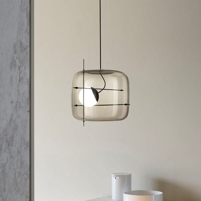 Elegant plot glass pendellampe med moderne design og mykt lys, tilgjengelig i røykgrå, klar eller cognac.