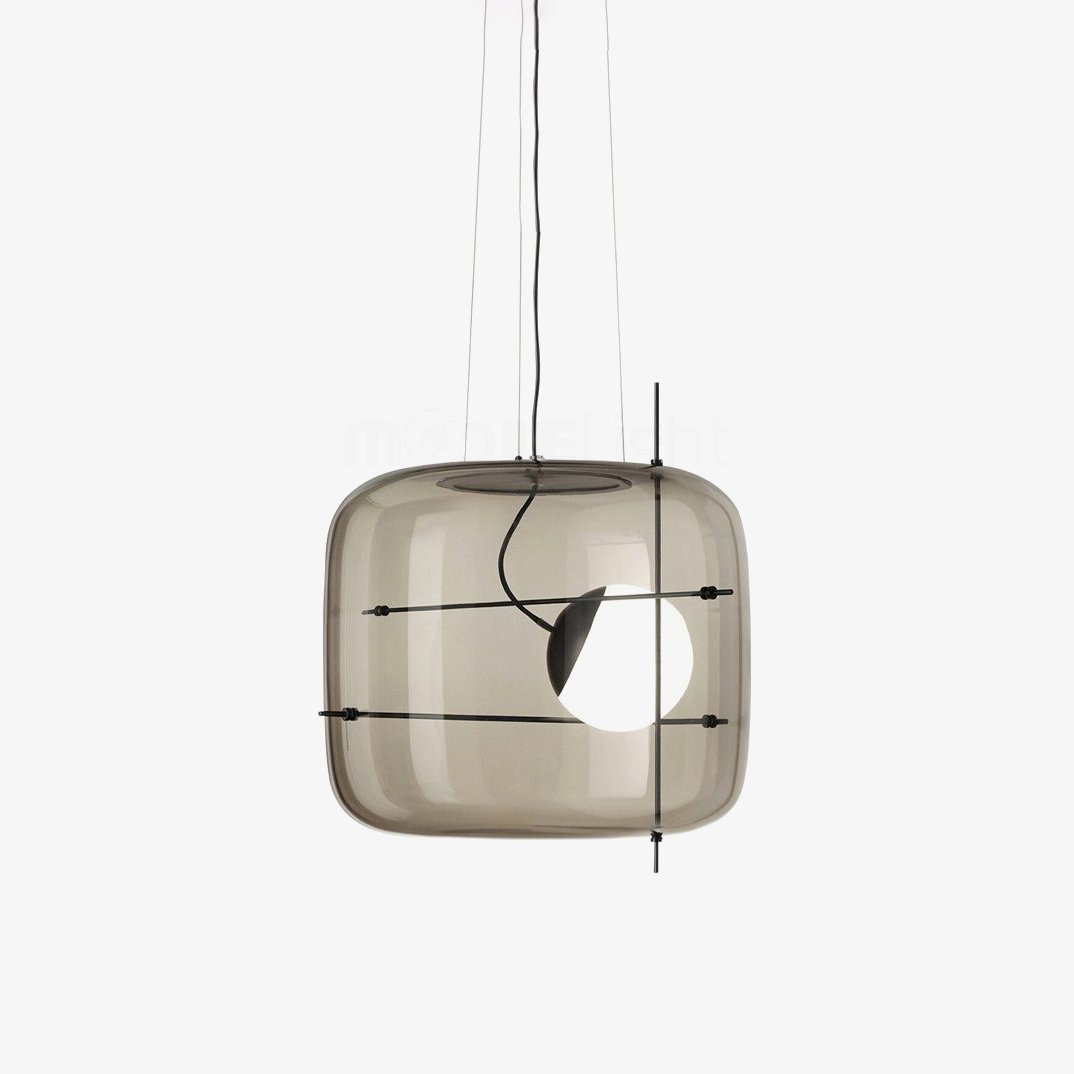 Elegant plot glass pendellampe med moderne design og mykt lys, tilgjengelig i røykgrå, klar eller cognac.
