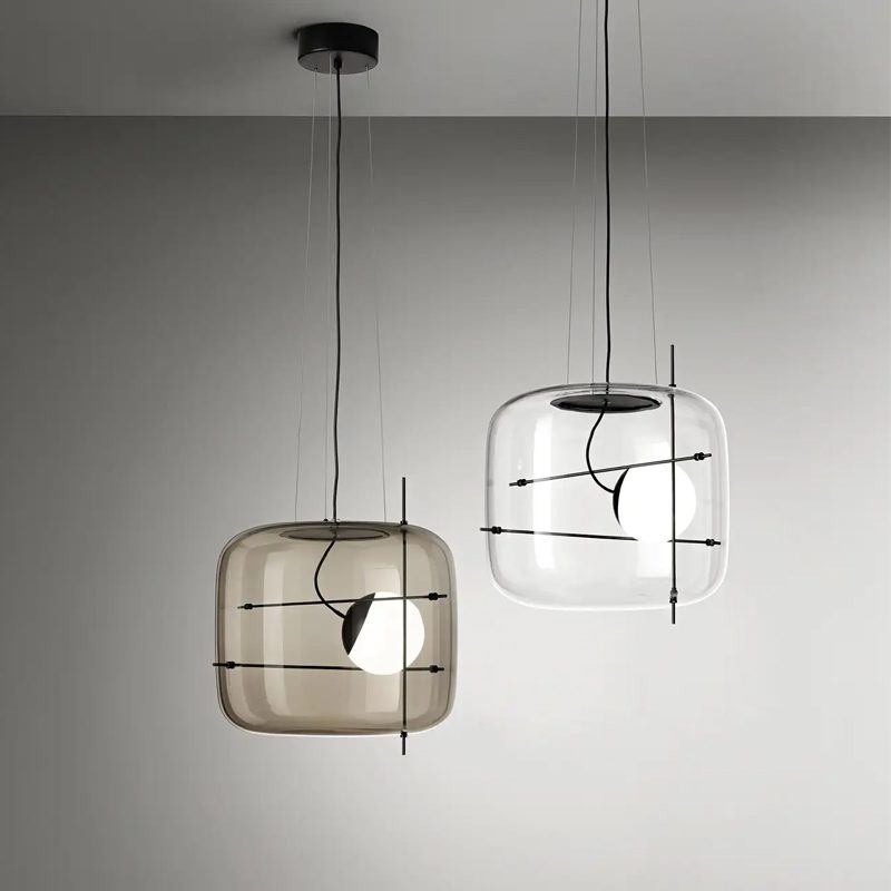 Elegant plot glass pendellampe med moderne design og mykt lys, tilgjengelig i røykgrå, klar eller cognac.