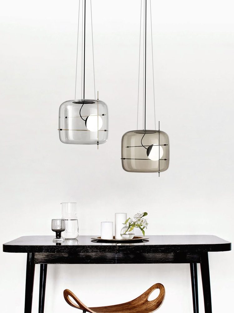 Elegant plot glass pendellampe med moderne design og mykt lys, tilgjengelig i røykgrå, klar eller cognac.