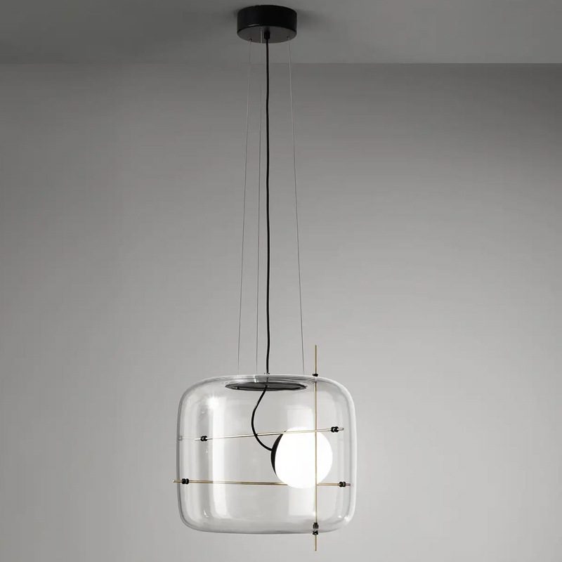 Elegant plot glass pendellampe med moderne design og mykt lys, tilgjengelig i røykgrå, klar eller cognac.