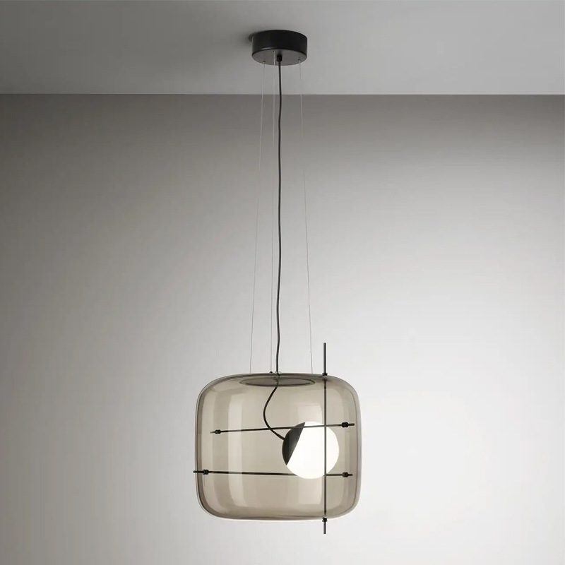 Elegant plot glass pendellampe med moderne design og mykt lys, tilgjengelig i røykgrå, klar eller cognac.