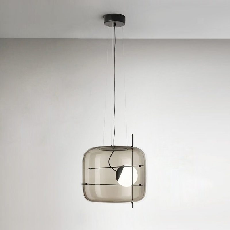 Elegant plot glass pendellampe med moderne design og mykt lys, tilgjengelig i røykgrå, klar eller cognac.