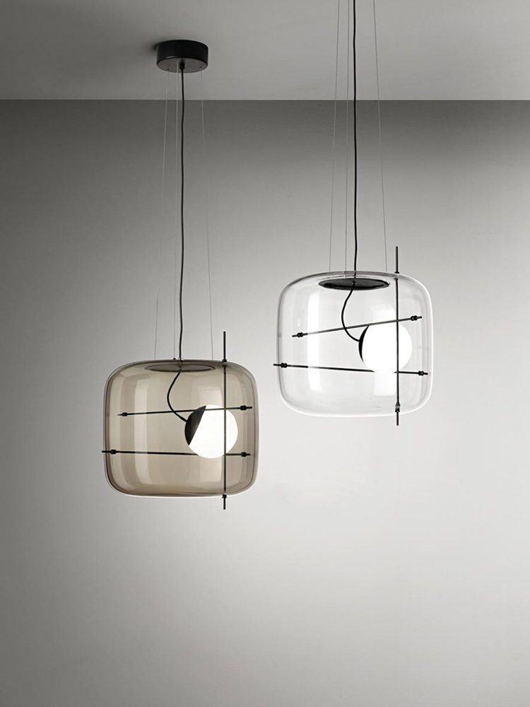 Elegant plot glass pendellampe med moderne design og mykt lys, tilgjengelig i røykgrå, klar eller cognac.