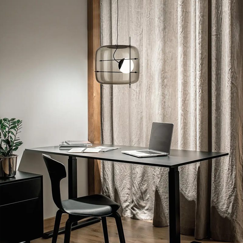 Elegant plot glass pendellampe med moderne design og mykt lys, tilgjengelig i røykgrå, klar eller cognac.