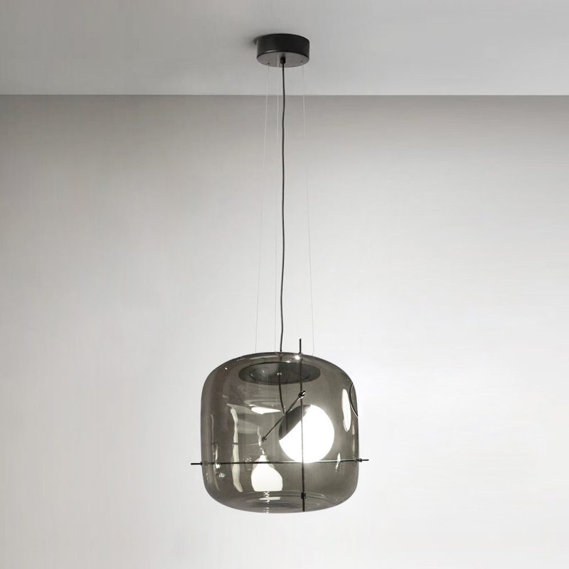 Elegant plot glass pendellampe med moderne design og mykt lys, tilgjengelig i røykgrå, klar eller cognac.
