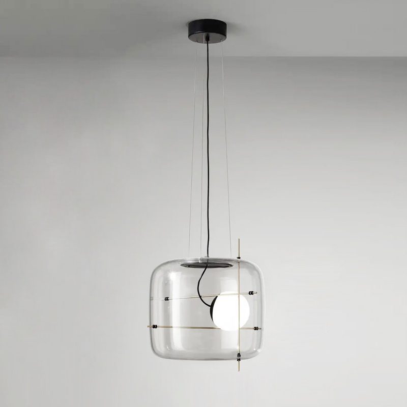 Elegant plot glass pendellampe med moderne design og mykt lys, tilgjengelig i røykgrå, klar eller cognac.