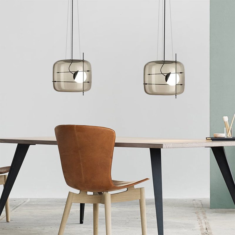 Elegant plot glass pendellampe med moderne design og mykt lys, tilgjengelig i røykgrå, klar eller cognac.