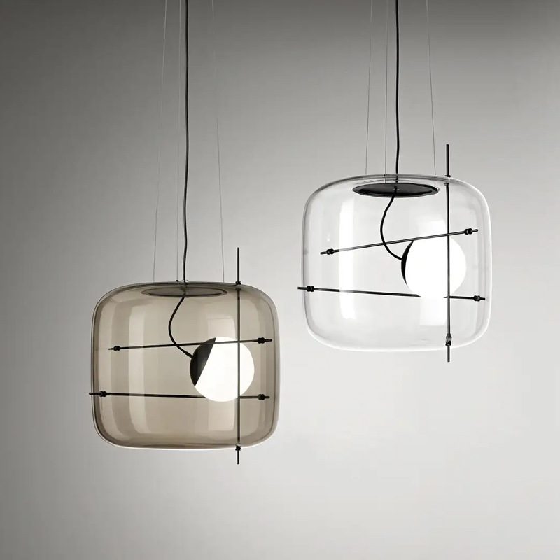 Elegant plot glass pendellampe med moderne design og mykt lys, tilgjengelig i røykgrå, klar eller cognac.