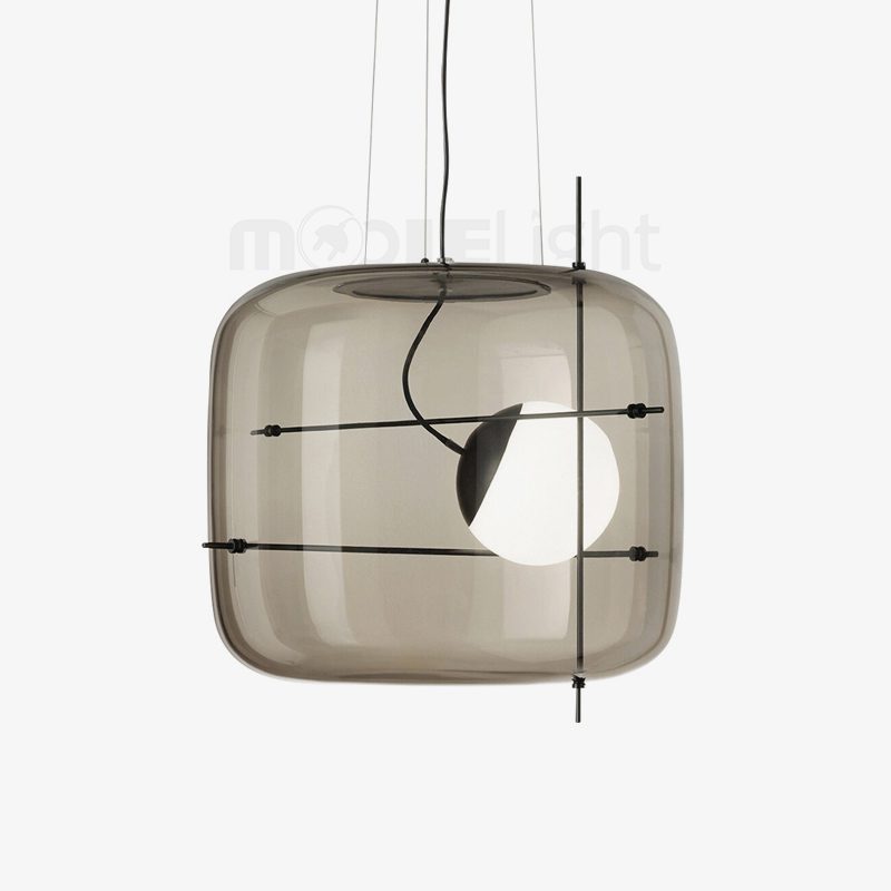 Elegant plot glass pendellampe med moderne design og mykt lys, tilgjengelig i røykgrå, klar eller cognac.
