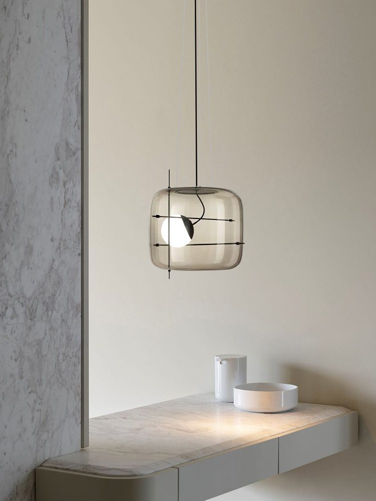 Elegant plot glass pendellampe med moderne design og mykt lys, tilgjengelig i røykgrå, klar eller cognac.