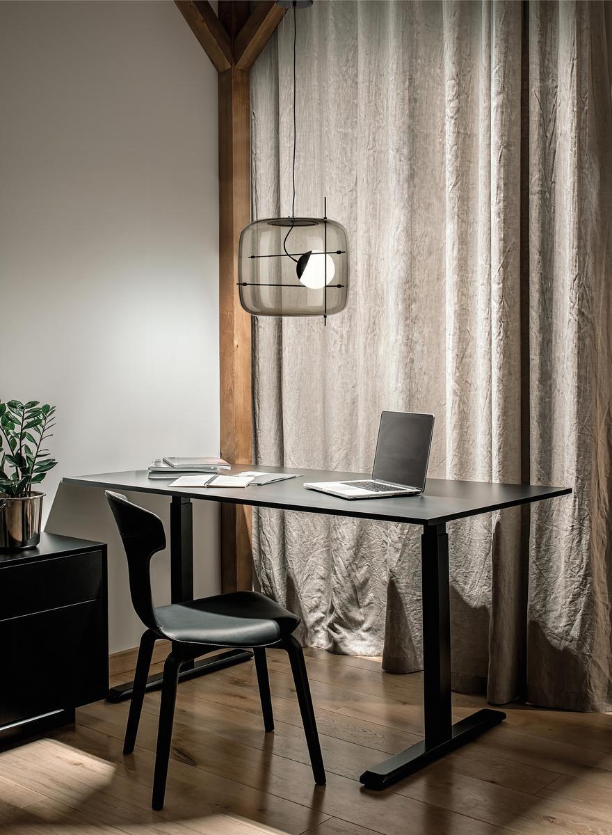 Elegant plot glass pendellampe med moderne design og mykt lys, tilgjengelig i røykgrå, klar eller cognac.