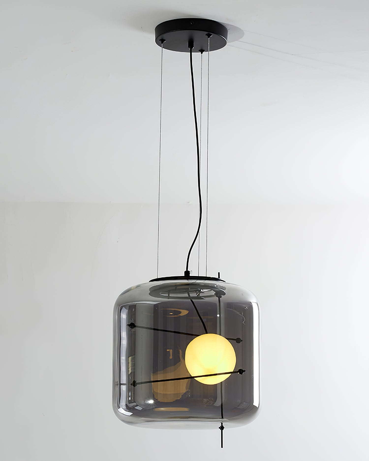 Elegant plot glass pendellampe med moderne design og mykt lys, tilgjengelig i røykgrå, klar eller cognac.