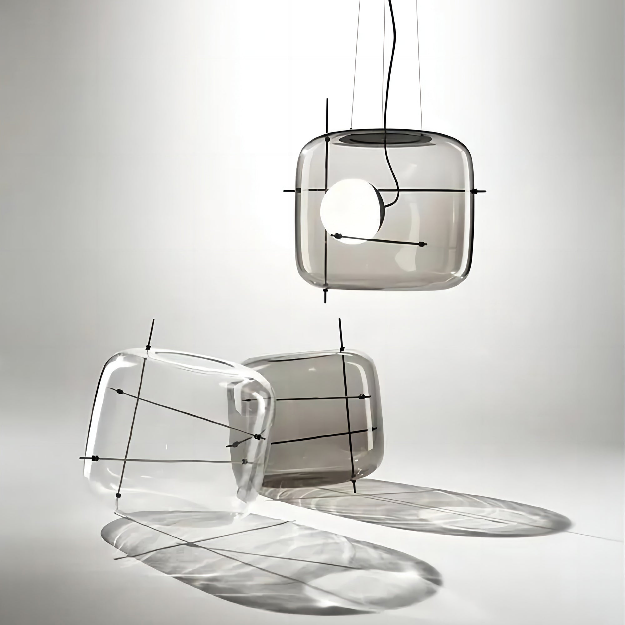 Elegant plot glass pendellampe med moderne design og mykt lys, tilgjengelig i røykgrå, klar eller cognac.