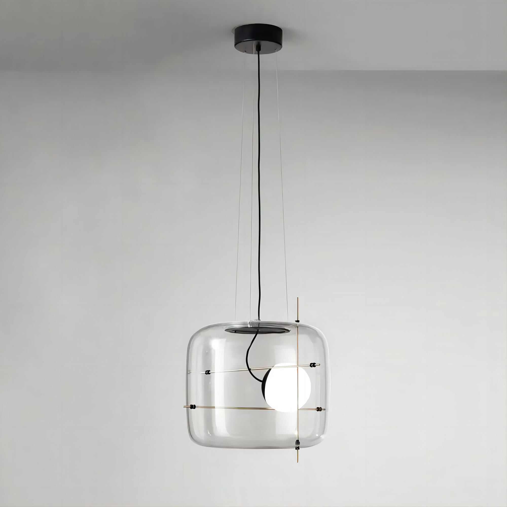 Elegant plot glass pendellampe med moderne design og mykt lys, tilgjengelig i røykgrå, klar eller cognac.