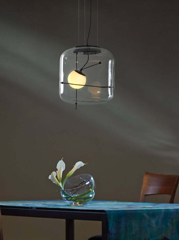 Elegant plot glass pendellampe med moderne design og mykt lys, tilgjengelig i røykgrå, klar eller cognac.