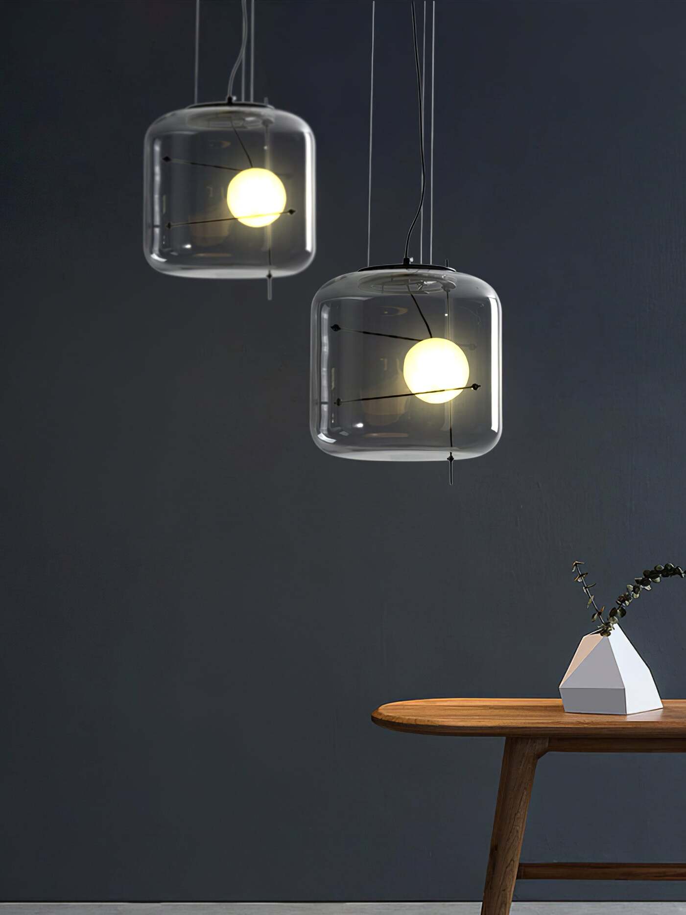 Elegant plot glass pendellampe med moderne design og mykt lys, tilgjengelig i røykgrå, klar eller cognac.