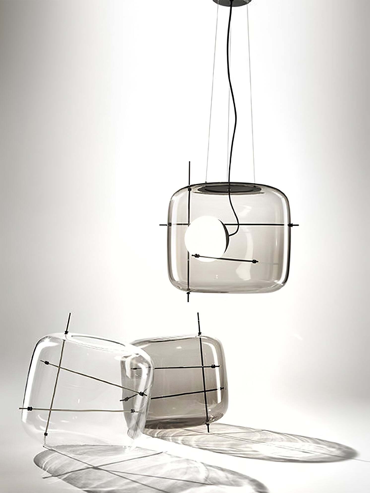 Elegant plot glass pendellampe med moderne design og mykt lys, tilgjengelig i røykgrå, klar eller cognac.