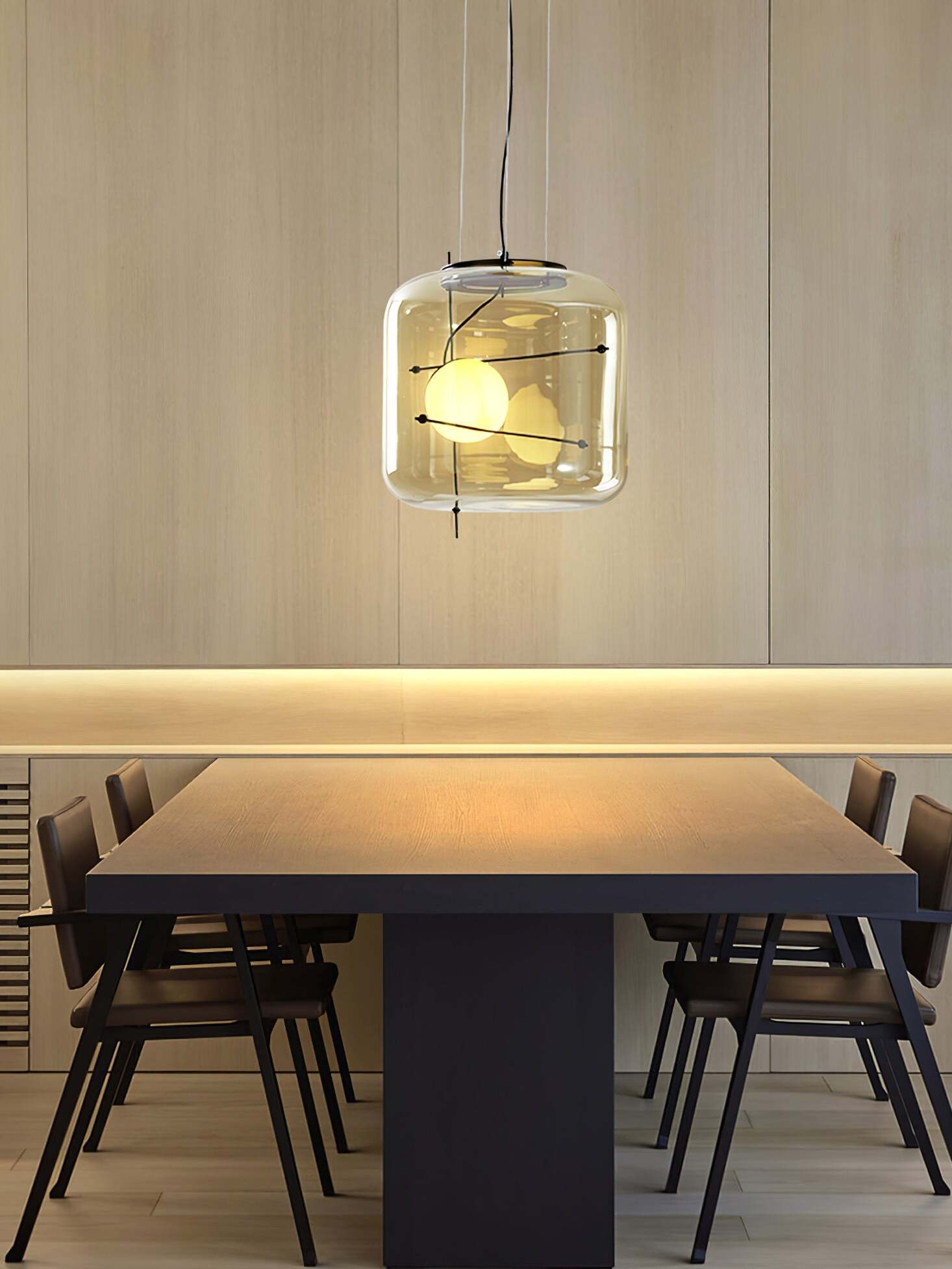 Elegant plot glass pendellampe med moderne design og mykt lys, tilgjengelig i røykgrå, klar eller cognac.