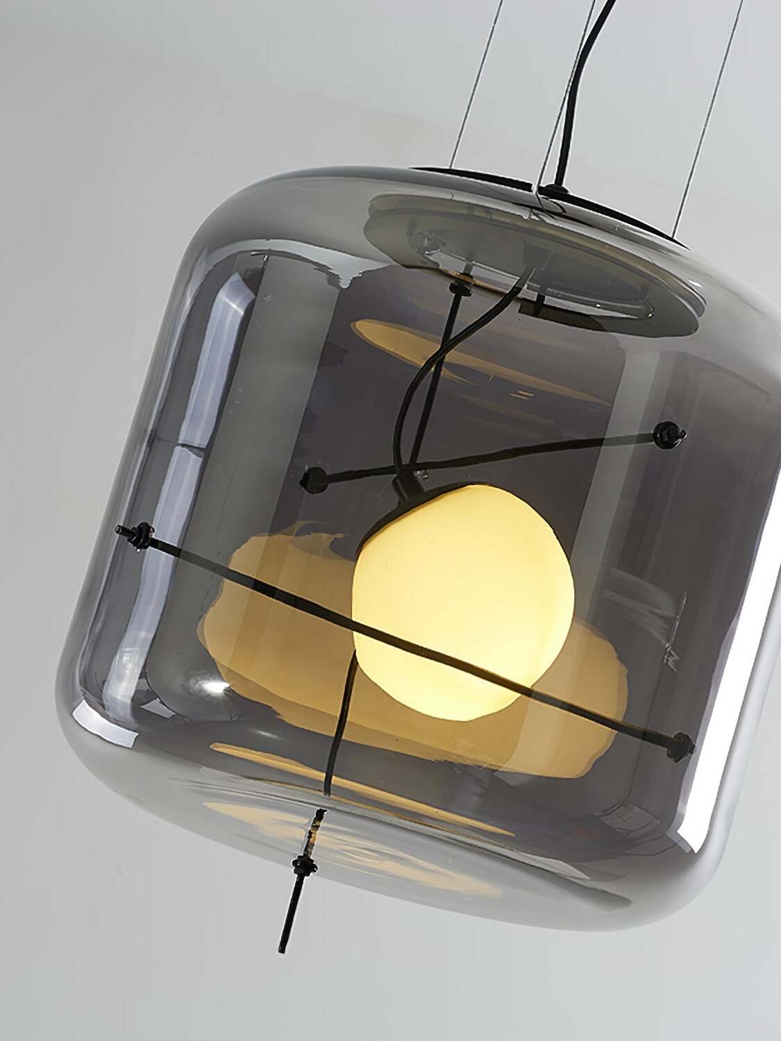 Elegant plot glass pendellampe med moderne design og mykt lys, tilgjengelig i røykgrå, klar eller cognac.