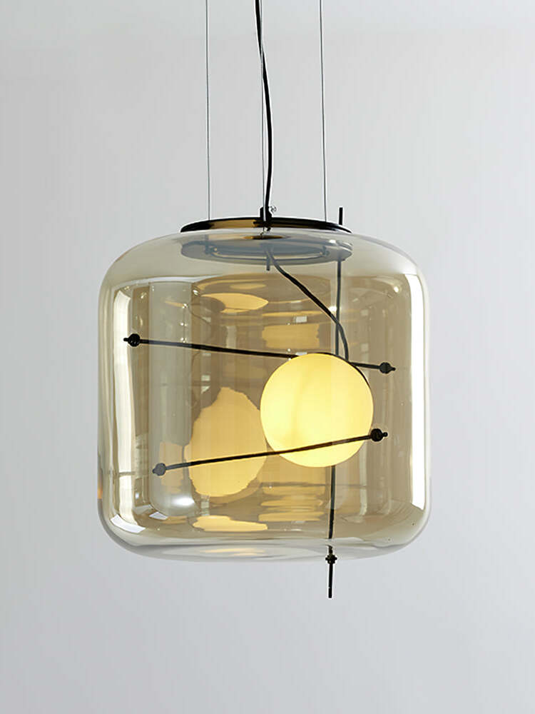 Elegant plot glass pendellampe med moderne design og mykt lys, tilgjengelig i røykgrå, klar eller cognac.