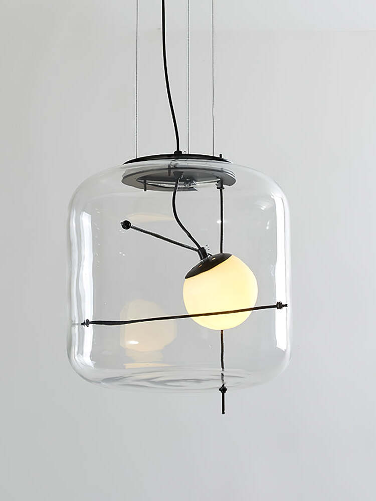 Elegant plot glass pendellampe med moderne design og mykt lys, tilgjengelig i røykgrå, klar eller cognac.