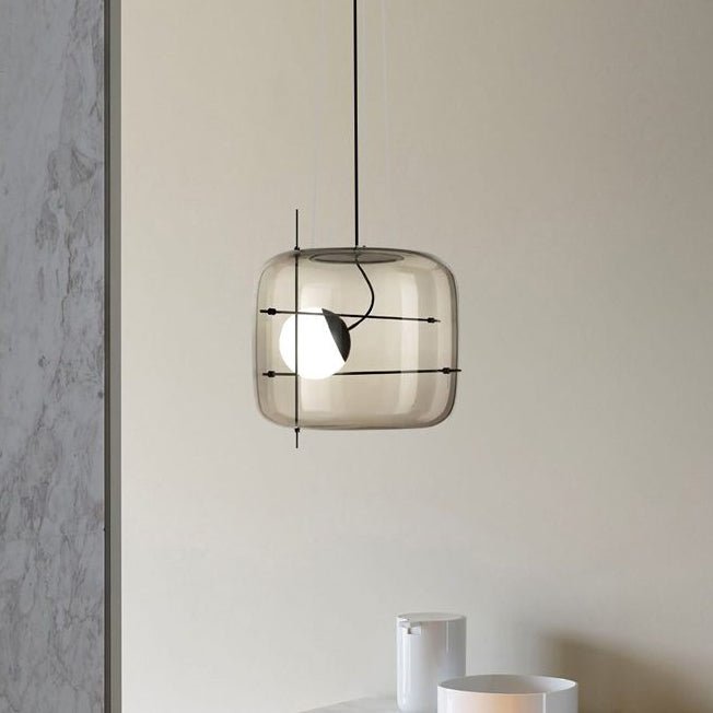 Elegant plot glass pendellampe med moderne design og mykt lys, tilgjengelig i røykgrå, klar eller cognac.