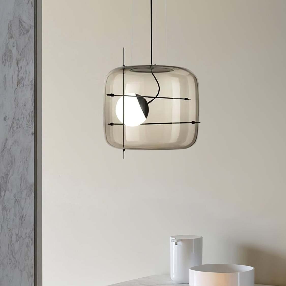 Elegant plot glass pendellampe med moderne design og mykt lys, tilgjengelig i røykgrå, klar eller cognac.