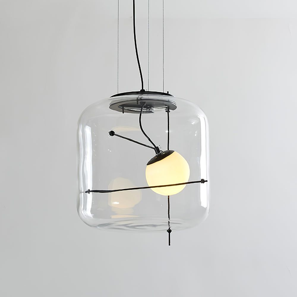 Elegant plot glass pendellampe med moderne design og mykt lys, tilgjengelig i røykgrå, klar eller cognac.