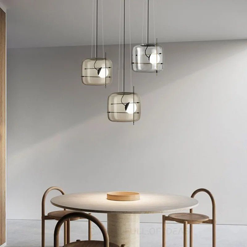 Elegant plot glass pendellampe med moderne design og mykt lys, tilgjengelig i røykgrå, klar eller cognac.
