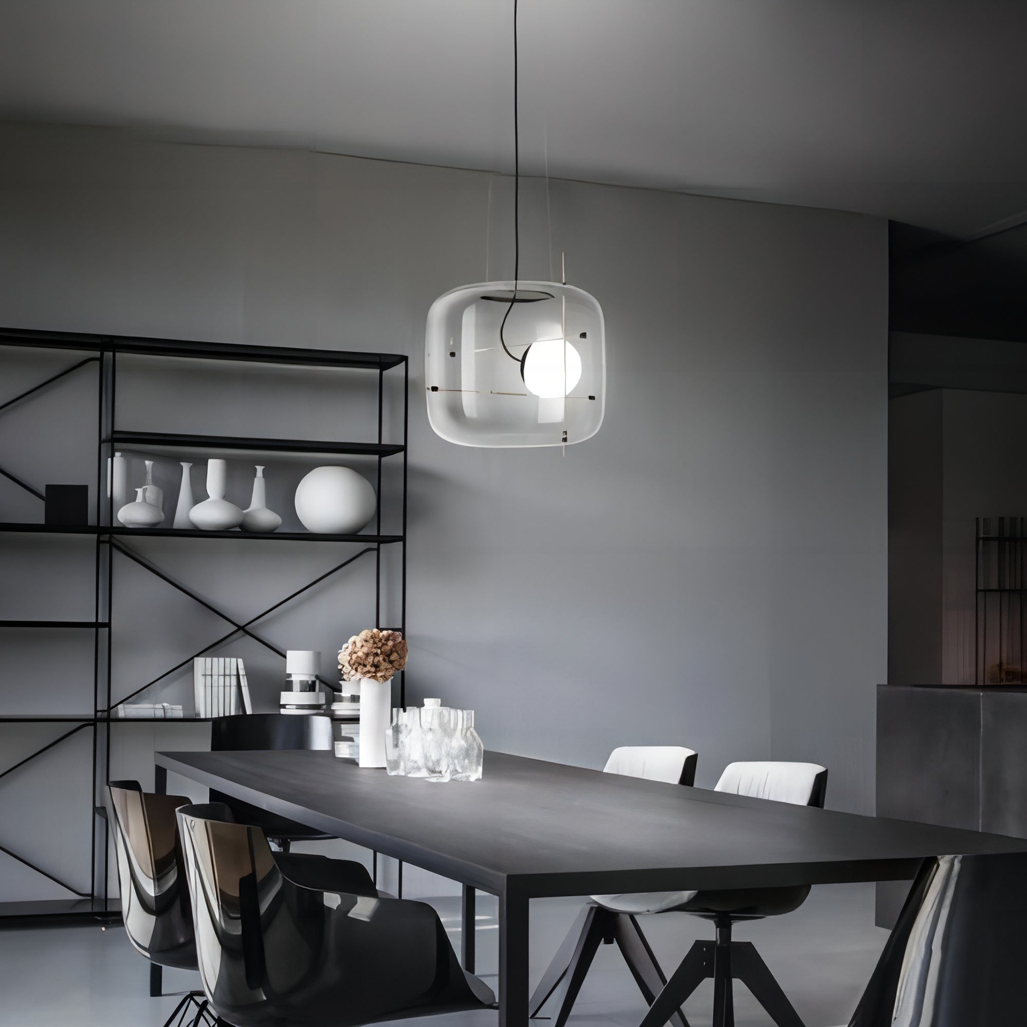 Elegant plot glass pendellampe med moderne design og mykt lys, tilgjengelig i røykgrå, klar eller cognac.